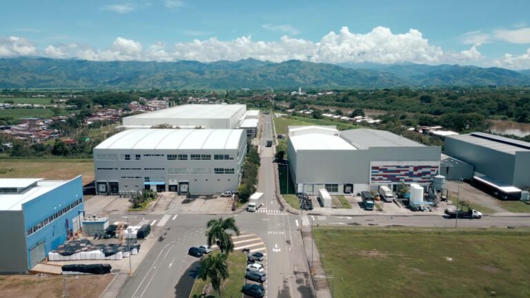 Video corporativo - frame at 1m12s