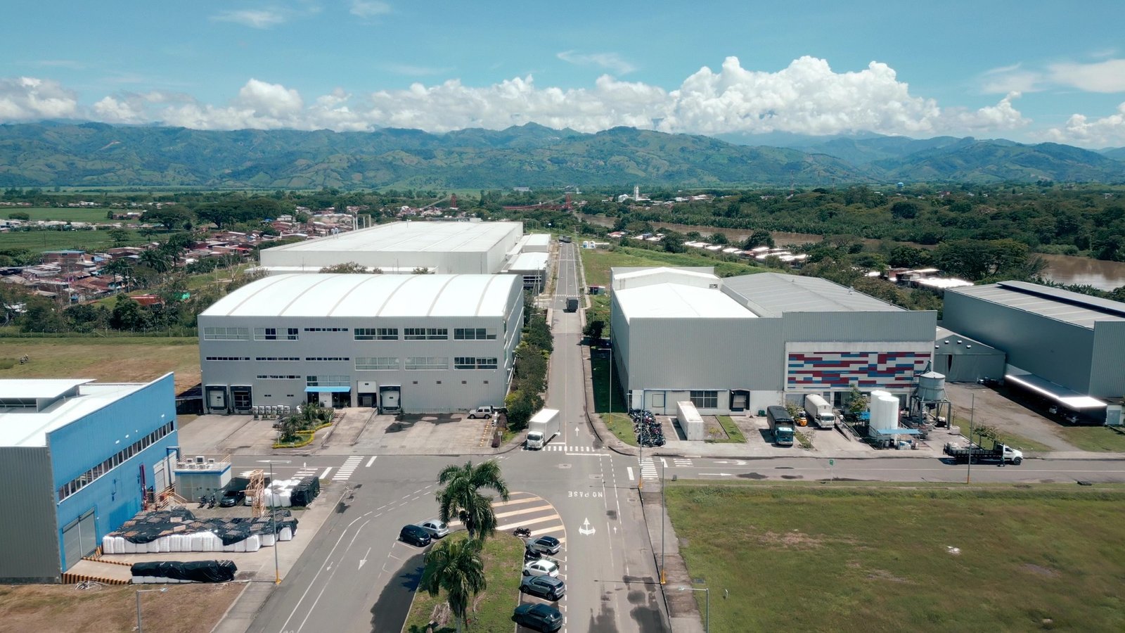 Video corporativo - frame at 1m12s